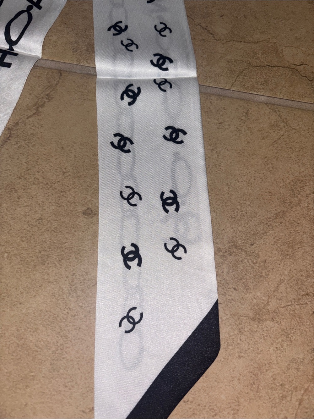 Black & White Logo Chain Silk Scarf Ribbon - Picture 3 of 4
